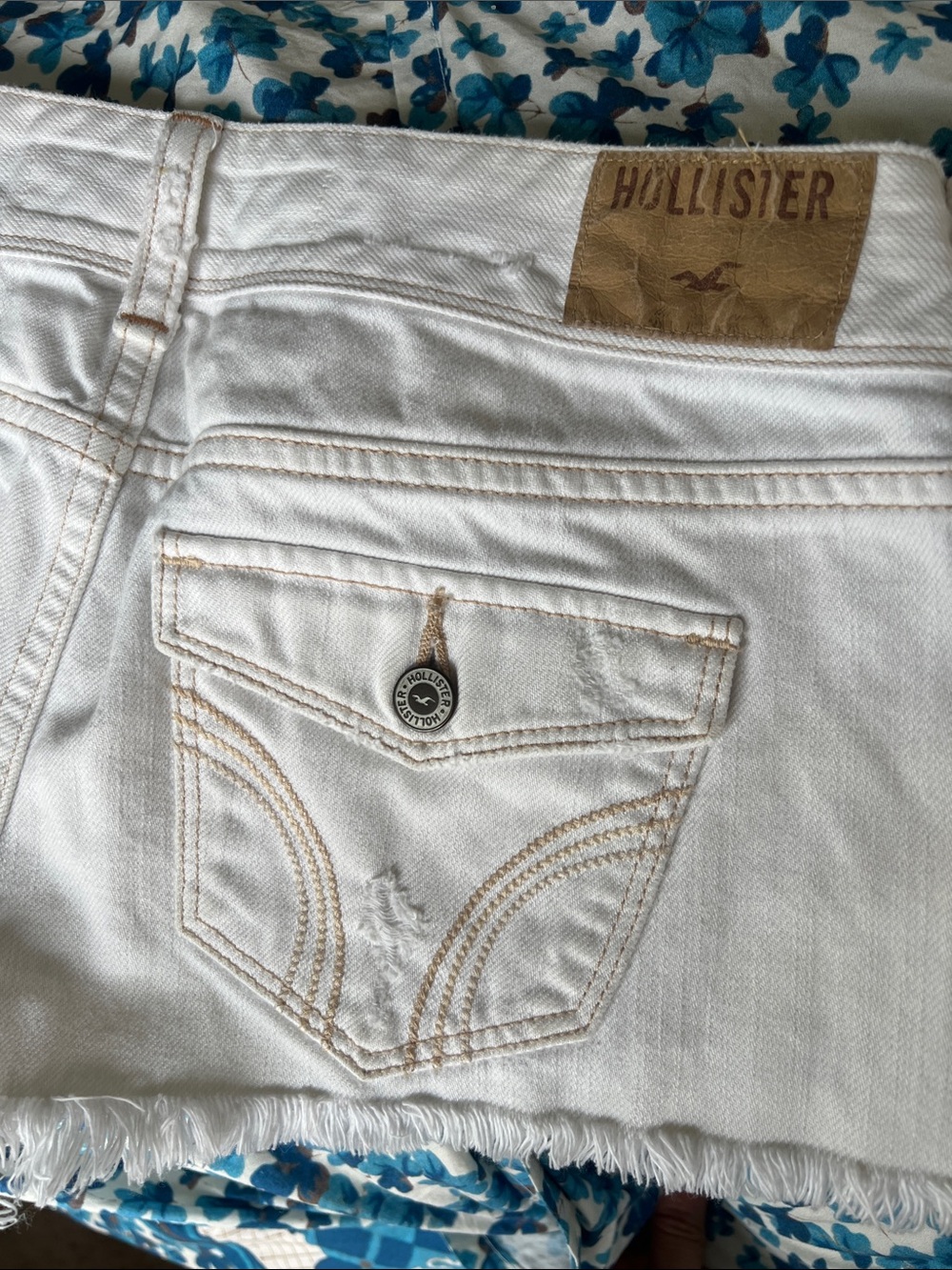 Hollister White Distressed Denim Shorts - Picture 4 of 4